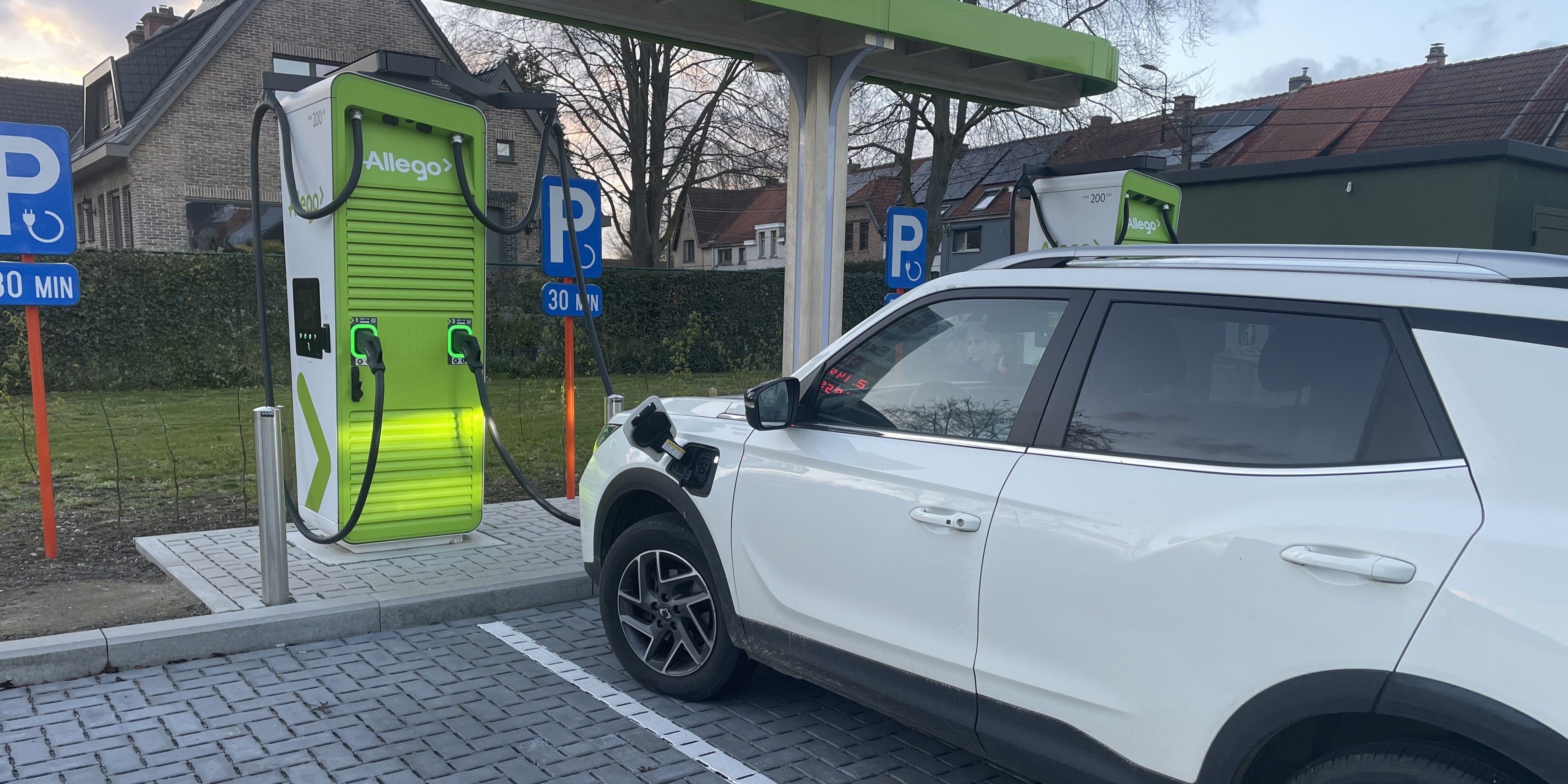 Meer dan verdubbeling van aantal laadpalen nodig om groei elektrische vloot bij te houden