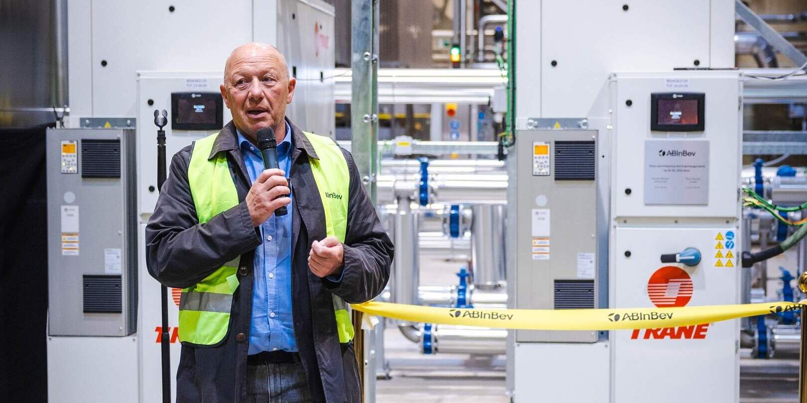 Minister Bonte tapt eerste pintje uit industriële warmtepomp bij AB InBev in Leuven